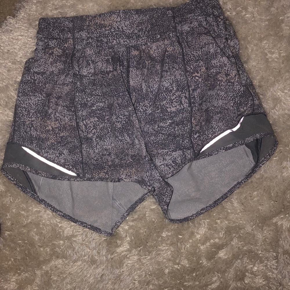 lululemon hotty hot shorts SIZE 4 & 4”